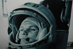 fotografia de Gagarin, el primer home en fer un vol orbital al voltant de la Terra.